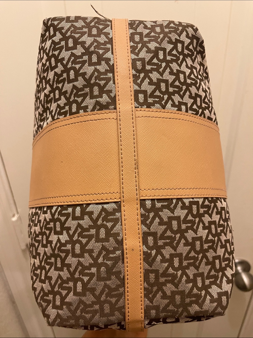 Dkny please check all picture of foundation - Picture 8 of 17